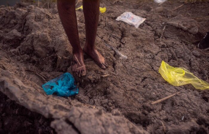 Infographic comparing fiber based and plastic packaging lifecycles showing decomposition timelines and carbon footprints